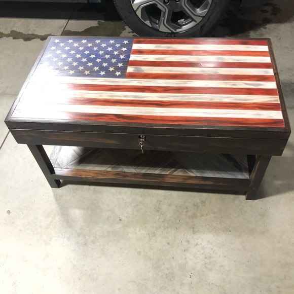 Flag table with locking hideaway - Picture 2 of 8